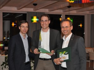 Andreas Unseld (Regionaler Vertriebsleiter Agrar) übernahm für sein Team den Award in der Kategorie Regionen. Die beiden Geschäftsführer DI Arthur Schifferl und DI Peter Messner gratulieren zu dieser tollen Leistung.