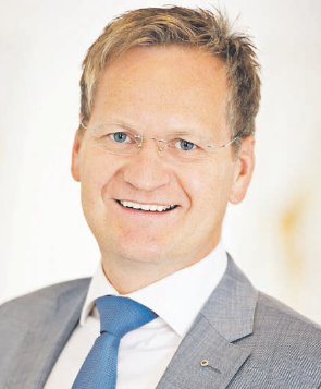 Christian Brandstätter, Geschäftsführer von Kerbl Austria, gratuliert der WHG