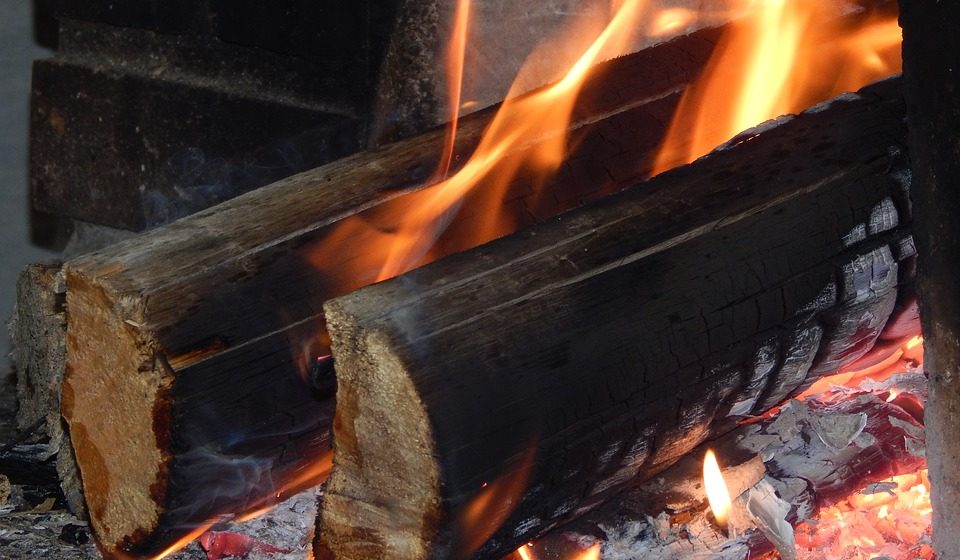 Feuer und Flamme – hilfreiche Tipps zum Heizen mit Holz